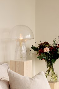 Fungo 42cm Transparente lámpara de mesa De Globen Lighting - La lámpara Fungo con forma de hongo es una hermosa lámpara de mesa hecha de vidrio soplado con detalles acanalados en la base.