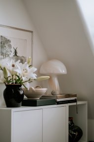 Fungo Swirl 30cm Beige lámpara de mesa De Globen Lighting - La lámpara Fungo con forma de hongo es una hermosa lámpara de mesa hecha de vidrio soplado con un decorativo patrón de espiral.