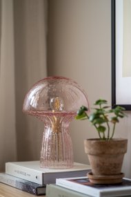 Fungo 30cm Rosa lámpara de mesa De Globen Lighting - La l&aacute;mpara Fungo con forma de hongo es una hermosa l&aacute;mpara de mesa hecha de vidrio soplado con detalles acanalados en la base.