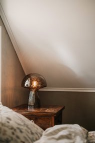 Fungo 30cm Marrón lámpara de mesa De Globen Lighting - La l&aacute;mpara Fungo con forma de hongo es una hermosa l&aacute;mpara de mesa hecha de vidrio soplado con detalles acanalados en la base.