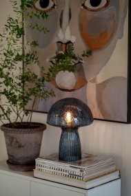 Fungo 30cm Azul lámpara de mesa De Globen Lighting - La l&aacute;mpara Fungo con forma de hongo es una hermosa l&aacute;mpara de mesa hecha de vidrio soplado con detalles acanalados en la base.