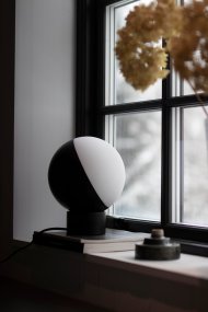 Contur 24cm Negro lámpara de mesa De Globen Lighting - La l&aacute;mpara de mesa Contur es una l&aacute;mpara gr&aacute;fica y decorativa que encaja a la perfecci&oacute;n en un ambiente moderno o para quienes buscan un contraste contempor&aacute;neo.