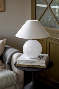 Iris 40cm Blanco lámpara de mesa De Globen Lighting - Iris es una preciosa l&aacute;mpara de mesa de cristal coloreado con burbujas de aire sopladas y una pantalla de algod&oacute;n a juego con la base.
