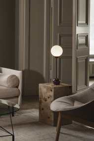 Ripley 52cm borgoña lámpara de mesa De Globen Lighting - Ripley es una elegante lámpara de mesa de hierro con un suave acabado burdeos y una pantalla redonda de cristal blanco opalino.