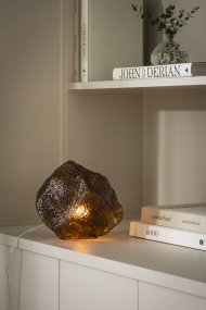 Valerie 22cm Marrón lámpara de mesa De Globen Lighting - El vidrio soplado a mano, con su superficie texturizada, captura la luz, creando un vibrante juego de luces.