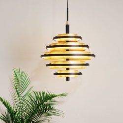 Hive Ø40 Negro mate Lámpas de techo De Searchlight - La lámpara colgante LED Hive, bellamente detallada y con 5 puntos de luz, presenta tres discos de color dorado con bordes negros.