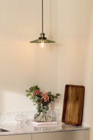 Cobbler Ø25 Verde Lámpas de techo De Globen Lighting - Cuenta con una pantalla de vidrio plisado que proporciona una hermosa distribución de la luz.