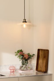 Cobbler Ø25 Blanco Lámpas de techo De Globen Lighting - Cuenta con una pantalla de vidrio plisado que proporciona una hermosa distribución de la luz.