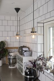 Cobbler Ø25 Transparente Lámpas de techo De Globen Lighting - Cuenta con una pantalla de vidrio plisado que proporciona una hermosa distribución de la luz.