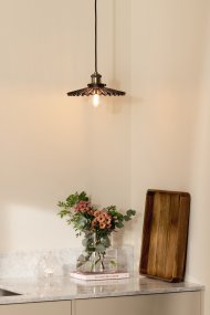 Cobbler Ø25 Color humo Lámpas de techo De Globen Lighting - Cuenta con una pantalla de vidrio plisado que proporciona una hermosa distribución de la luz.