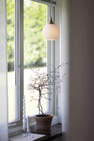 Bowl Ø15 Blanco lámpara de ventana De Globen Lighting - Peque&ntilde;a y elegante l&aacute;mpara colgante de cristal con detalles de lat&oacute;n cepillado.