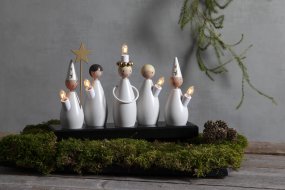 Lucia Choir Blanco De Star Trading - Colgante cl&aacute;sico Luc&iacute;a en forma de candelabro de Adviento de madera.