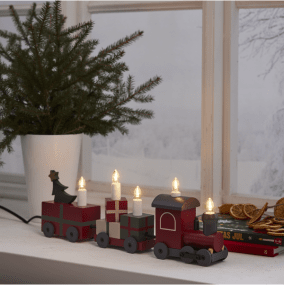 Christmas Train ROJO De Star Trading - El tren est&aacute; iluminado por luces LED colocadas en los vagones, que est&aacute;n unidos por un cable textil negro.