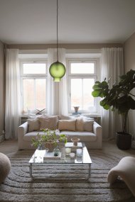 Bams Ø25 Verde Lámpas de techo De Globen Lighting - La l&aacute;mpara colgante Bams, con su forma moderna y su hermoso vidrio esmerilado, aporta una luz suave y sutil a tu interior.