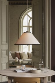 Iris Ø50 Blanco cremoso De Globen Lighting - La elegante lámpara colgante Iris, fabricada en hierro con acabado de latón y con una pantalla de algodón color crema hecha a mano, cautiva por su diseño clásico y sus detalles decorativos de latón, convirtiéndola en un impresionante elemento central, por ejemplo, sobre una mesa de comedor.