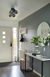 Molekyl 58cm Gris humo plafón De Aneta Lighting - Lámpara de techo de moda Molekyl fabricada en metal negro con 7 pantallas de cristal ahumado de diferentes tamaños regulables a&aring; un poste de 58 cm de largo.