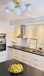 Molekyl 58cm Latón mate De Aneta Lighting - Lámpara de techo de moda de Molekyl en latón mate con 7 pantallas de cristal blanco opal de diferentes tamaños, montadas en una barra de 58 cm de largo.