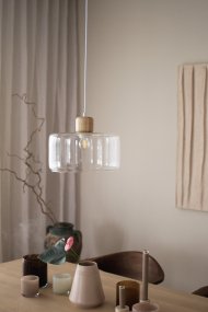 DOT Ø30 Transparente Lámpas de techo De Globen Lighting - El característico pomo de madera contrasta claramente con la pantalla de vidrio y le da carácter.