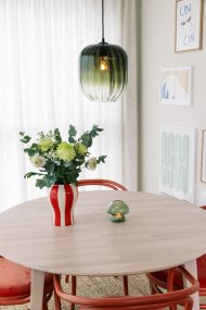 Haze Ø25 Verde Lámpas de techo De Globen Lighting - El vidrio cambia de color y se complementa con detalles de metal negro que le dan un toque moderno.