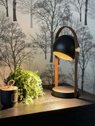 Bow 38cm Negro lámpara de mesa De Aneta Lighting - Lámpara de mesa Bow en metal lacado negro con detalles en latón mate y piel marrón.