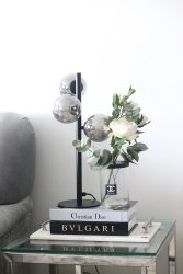 Molekyl 46cm Gris humo lámpara de mesa De Aneta Lighting - L&aacute;mpara de mesa Molekyl con base de metal negro y 3 pantallas de cristal ahumado.
