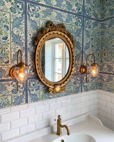 Juni 24cm Latón antiguo/transparente lámpara de baño De Globen Lighting - La lámpara es perfecta para baños y cocinas y tiene clasificación IP44.