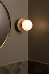 Art Deco Ø16 Beige/blanco De Globen Lighting - La lámpara está hecha de metal y su pantalla de vidrio blanco crea una hermosa iluminación en la habitación.