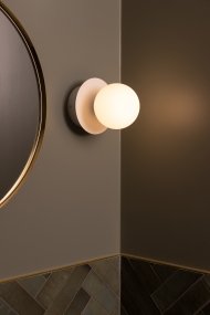 Art Deco Ø16 Blanco De Globen Lighting - La lámpara está hecha de metal y su pantalla de vidrio blanco crea una hermosa iluminación en la habitación.