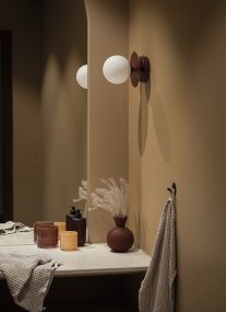Art Deco Ø16 borgoña lámpara de baño De Globen Lighting - La l&aacute;mpara decorativa Art D&eacute;co, fabricada en hierro, cautiva con su profundo acabado burdeos y su pantalla redonda de cristal opalino blanco.