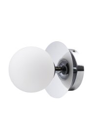 Art Deco Ø16 Cromo/blanco lámpara de baño De Globen Lighting - La l&aacute;mpara est&aacute; hecha de metal y su pantalla de vidrio blanco crea una hermosa iluminaci&oacute;n en la habitaci&oacute;n.