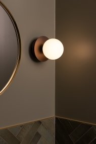 Art Deco Ø16 Bronce/blanco lámpara de baño De Globen Lighting - La lámpara está hecha de metal y su pantalla de vidrio blanco crea una hermosa iluminación en la habitación.