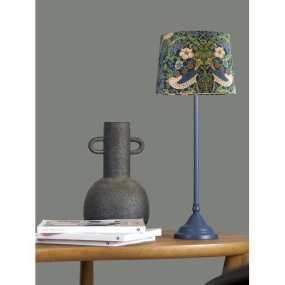 Tove 57cm Azul lámpara de mesa De PR Home - La l&aacute;mpara de mesa Tove es una l&aacute;mpara de metal atemporal y elegante con una pantalla a juego decorada con un estampado Morris.