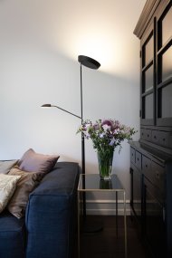 Vegas Negro lámpara de pie De Halo Design - La lámpara de pie Vegas es una solución de iluminación moderna y versátil que combina estilo y funcionalidad.