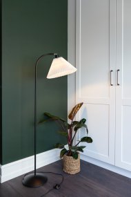 Medina Negro lámpara de pie De Halo Design - Se suministra con cable de pl&aacute;stico de 1,5 m de largo, interruptor de encendido y enchufe.