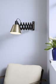 Vintage Ø18 Antigüedad lámpara de pared De Halo Design - El robusto brazo de metal negro y la pantalla de color latón confieren a la lámpara un auténtico estilo retro que se adapta tanto a hogares modernos como a ambientes clásicos.