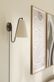 Lou 28cm Bronce lámpara de pared De Globen Lighting - Lou es una l&aacute;mpara de pared funcional y decorativa con articulaci&oacute;n m&oacute;vil y pantalla de tela boucl&eacute;.