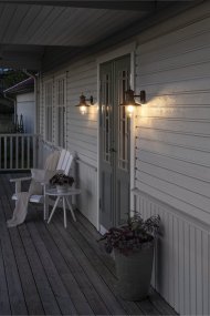 Napoli Óxido lámpara de exterior De Konstsmide - El diseño clásico de la lámpara con cúpula redonda de cristal y pantalla ancha difunde una luz cálida y agradable, perfecta para iluminar entradas y terrazas.