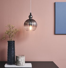 Ball Ball Ø15 Color humo Lámpas de techo De Halo Design - Se recomienda colocar varios en fila encima de la mesa del comedor o en la cocina.