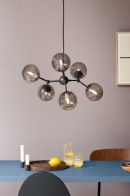 Atom 57cm Negro Lámpas de techo De Halo Design - Las c&uacute;pulas de cristal casi flotantes est&aacute;n tintadas, lo que garantiza una agradable distribuci&oacute;n de la luz en la habitaci&oacute;n.