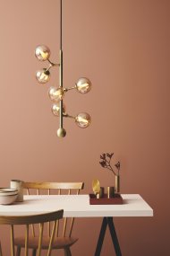 Atom vertical Ø30 Latón antiguo Lámpas de techo De Halo Design - Las cúpulas de cristal son de color ámbar, lo que garantiza una agradable distribución de la luz en la habitación.