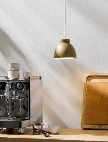 Object Ø16 Café con leche Lámpas de techo De Halo Design - Object es una opción versátil y elegante para quienes buscan una combinación de funcionalidad y estética en su diseño interior.