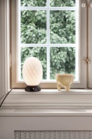 Twist 22cm Negro lámpara de mesa De Halo Design - La base elegante y los detalles modernos hacen de Twist un detalle de decoración atemporal que encaja perfectamente en cualquier estancia.