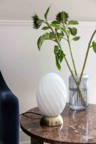 Twist 22cm Latón lámpara de mesa De Halo Design - La base elegante y los detalles modernos hacen de Twist un detalle de decoración atemporal que encaja perfectamente en cualquier estancia.
