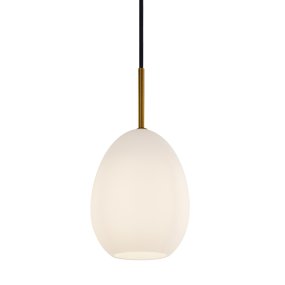 Bodø Ø14 Blanco De Halo Design - La superficie lisa y la forma redonda del cristal opalino garantizan una fina distribuci&oacute;n de la luz en la estancia y, en combinaci&oacute;n con los detalles de lat&oacute;n, aportan elegancia.