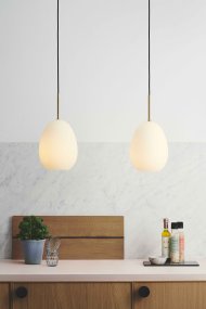Bodø Ø20 Blanco De Halo Design - La superficie lisa y la forma redonda del cristal opalino garantizan una fina distribuci&oacute;n de la luz en la estancia y, en combinaci&oacute;n con los detalles de lat&oacute;n, aportan elegancia.