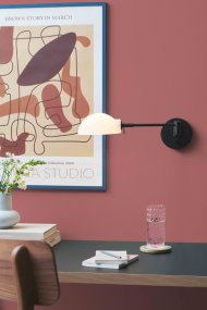 Kjøbenhavn 60cm Negro lámpara de pared De Halo Design - Kjøbenhavn es una lámpara de pared elegante y funcional con un brazo ajustable que se puede extender de 20 a 60 cm, lo que la hace perfecta para el estudio, el dormitorio o el lugar de trabajo.