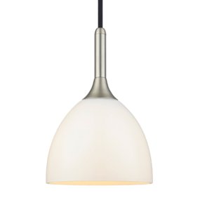 Bellevue Ø24 Ópalo De Halo Design - La pantalla de cristal opalino proporciona una hermosa distribución de la luz y, en combinación con el metal de acero cepillado, crea una lámpara elegante que se adapta perfectamente a cualquier hogar.