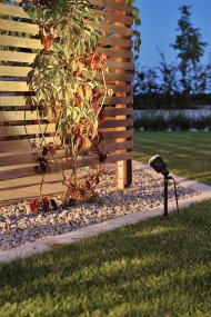 Amalfi Spotlight Negro De Konstsmide - El LED integrado de 1 W produce una luz blanca suave, ideal para una iluminaci&oacute;n exterior acogedora y decorativa.