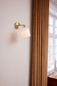 Room 49 Ø15 Latón antiguo lámpara de pared De Halo Design - Esta elegante l&aacute;mpara de pared combina un c&aacute;lido acabado de lat&oacute;n con una pantalla de vidrio suavemente redondeada, agregando una atm&oacute;sfera sofisticada y acogedora a su hogar.