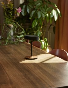 On The Move 20cm Negro portátil De Halo Design - On the Move es una lámpara de mesa portátil fabricada en plástico, metal y madera con elegantes detalles en nogal que combinan diseño moderno y clásico.